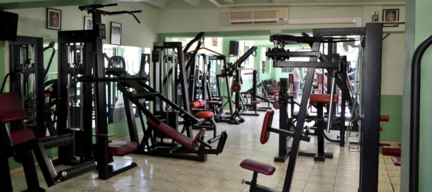 Sala real de musculación de La Cima, con máquinas y zona de peso libre