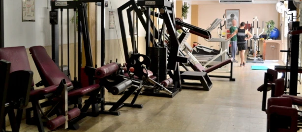 Máquinas y bancos de la sala de musculación de La Cima